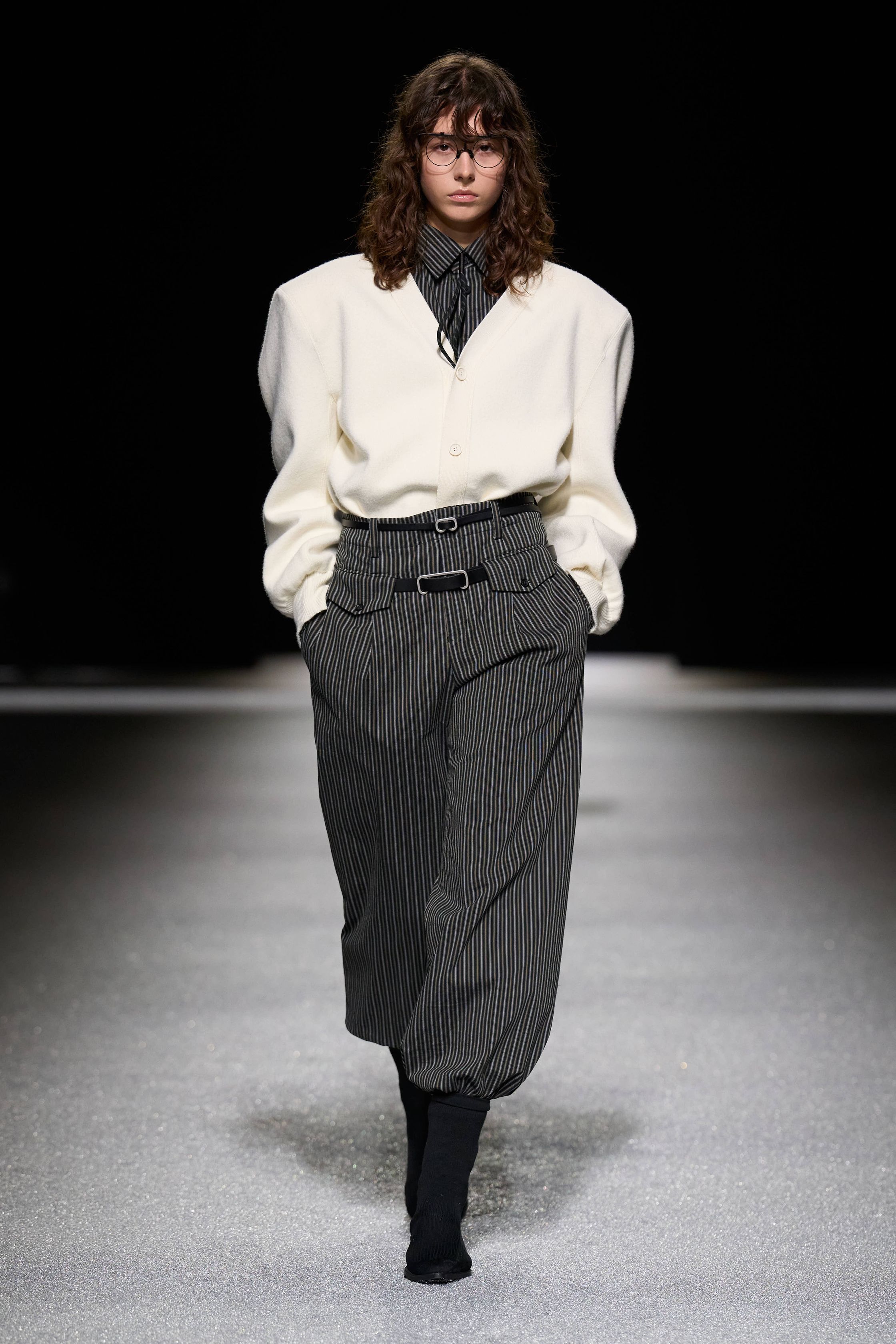 Issey Miyake 这一季把“留白”做成了真正可被看见的力量：黑白灰的大面积静默、宽松针织与褶皱结构先建立禅意秩序，随后以明黄、亮粉与雕塑化体量突然打破沉静，让衣服像在呼吸，也像在生长。它不是简单的极简主义，而是一种把工艺、身体与空间关系重新推向前台的诗性实验-顽石频道趋势研究